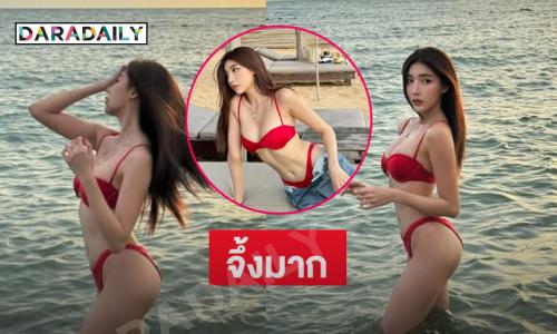 จึ้งมาก!! ติ๊กต๊อกเกอร์สาวในชุดทูพีชแดงสดตัวน้อยเล่นน้ำกลางทะเล