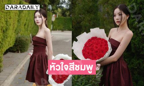 หัวใจสีชมพู…ติ๊กต๊อกเกอร์สาวอวดช่อกุหลาบจากหวานใจ