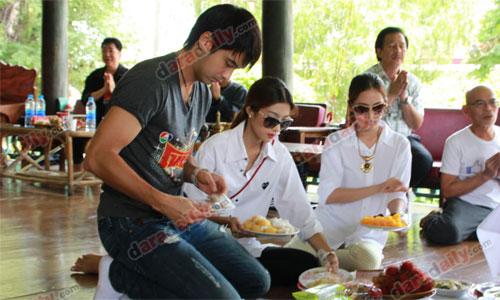 "อ๊อฟ-ทับทิม" นำทีมทำบุญอุทิศส่วนกุศลให้นักแสดงผู้ล่วงลับจากภ. "โทน"