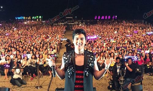 ครอบครัวแห่ให้กำลังใจคอนเสิร์ตเต็มรูปแบบครั้งแรกของ "เจมส์จิ"