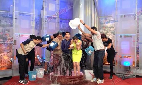 “วู้ดดี้" รับคำท้า ice bucket challenge เทรนด์ทำบุญใหม่คนดัง