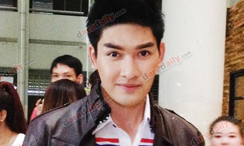 "สิงโต" ปลื้มแฟนคลับหอบดอกไม้ทำจากแบงค์มาให้