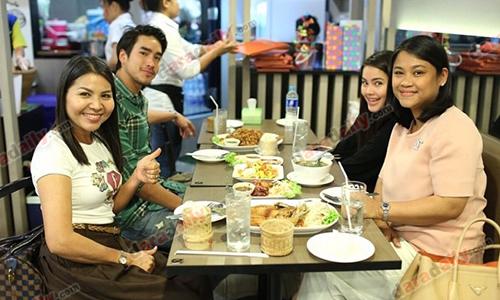 แฟน NY ฟิน! "ณเดชน์-ญาญ่า" เคลียร์คิวทานอาหารพร้อม "แม่แก้ว-แม่ปลา"