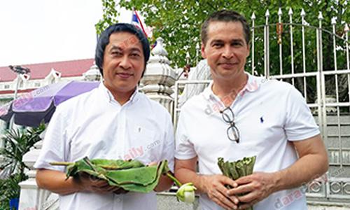 "เปิ้ล-จอนนี่" บวชถวายแด่ในหลวง เดินทางศึกษาพระธรรมที่อินเดีย