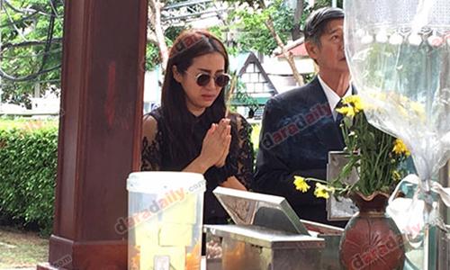 สุดอาลัย "จ๋า" พร้อมครอบครัวเข้ารับศพน้องสาวที่โรงพยาบาล