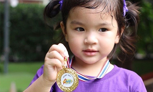 สตรองแต่เด็ก! “แม่โบว์” สุดภูมิใจ “น้องมะลิ” คว้าเหรียญแข่งกีฬาสีที่โรงเรียน