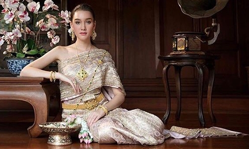 ลูกครึ่งใส่ชุดไทยงดงาม! ดูกันเต็มๆ "เดียร์น่า" ถ่ายแบบสวยสง่า