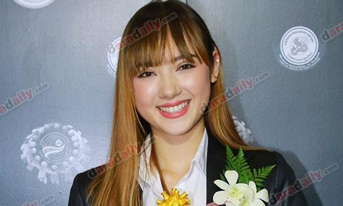 “พลอยชมพู” แง้มมีผลงานกับต่างชาติ ตื่นเต้นเตรียมขึ้นโชว์เพลงที่ประเทศบ้านเกิด
