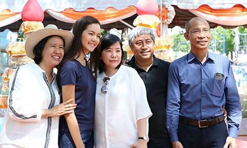 “โบว์ เมลดา” นำทีมพี่น้องร่วมวงการ-แฟนคลับ จัดงานบุญสร้างอาคารให้รร.ในต่างจังหวัด