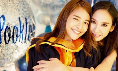 สุดอบอุ่น “อั้ม” ชวนแก๊งเพื่อน จัดงานฉลองเรียนจบ “ปุ๊กลุก” 
