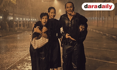 ครอบครัว “วงษ์กระจ่าง” สุดภูมิใจ เดินทางฝ่าสายฝนเข้าวางพวงมาลัย