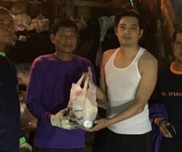 น้ำใจเล็กน้อยที่ยิ่งใหญ่! “หนุ่ม ศรราม” แจกของพนักงานเก็บขยะ